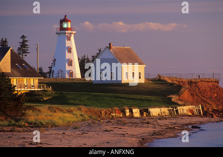 Phare au coucher du soleil dans le parc provincial de Panmure Island, Prince Edward Island, Canada. Banque D'Images