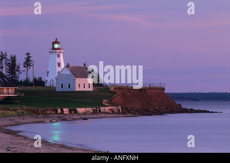 Phare au coucher du soleil dans le parc provincial de Panmure Island, Prince Edward Island, Canada. Banque D'Images