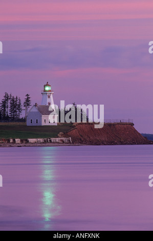 Phare au coucher du soleil dans le parc provincial de Panmure Island, Prince Edward Island, Canada. Banque D'Images