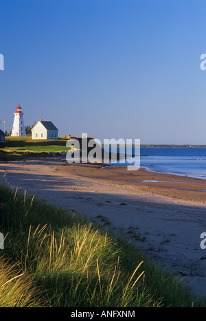 Leuchtturm à marée basse dans le parc provincial de Panmure Island, Prince Edward Island, Canada. Banque D'Images