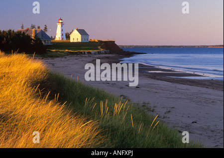 Leuchtturm à marée basse dans le parc provincial de Panmure Island, Prince Edward Island, Canada. Banque D'Images