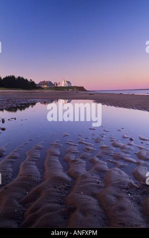 Leuchtturm à marée basse dans le parc provincial de Panmure Island, Prince Edward Island, Canada. Banque D'Images