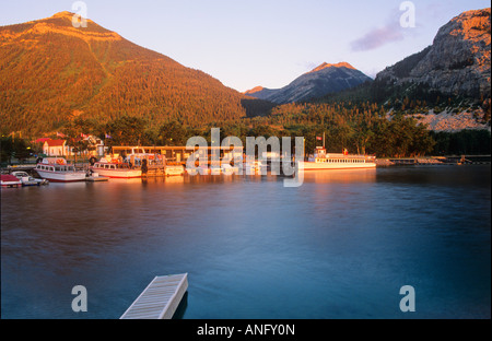 Coucher de soleil sur le port de plaisance de la ville du lac Waterton, International de la paix Waterton-Glacier, Alberta, Canada. Banque D'Images