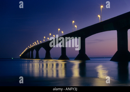 Côté Est du Pont de la Confédération au crépuscule de Borden, l'Île du Prince Édouard à l'égard du détroit de Northumberland, Nouveau-Brunswick Banque D'Images