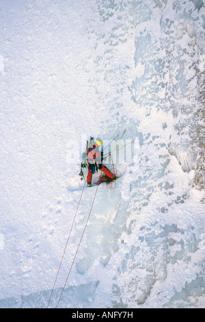 Ice Climber scaling mur glacé de Baker's Brook Pond, le parc national du Gros-Morne, à Terre-Neuve, Canada. Banque D'Images