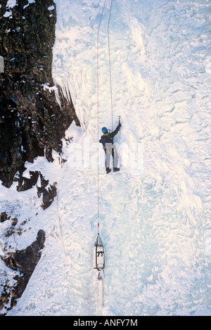 Les glaciéristes mur glacé à l'échelle de Baker's Brook Pond, Gros Morne National Park, l'UNESCO, Patrimoine Mondial de l'UNESCO, Terre-Neuve, Canada Banque D'Images