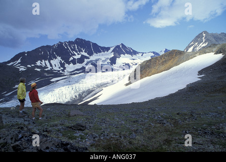 Les randonneurs Voir Raven Crow Glacier Chugach Col Mtns AK Southcentral Banque D'Images
