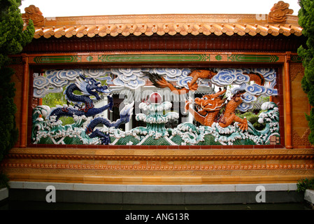 Dragon en céramique mur dans le jardin chinois de l'Amitié, Darling Harbour, Sydney. Banque D'Images