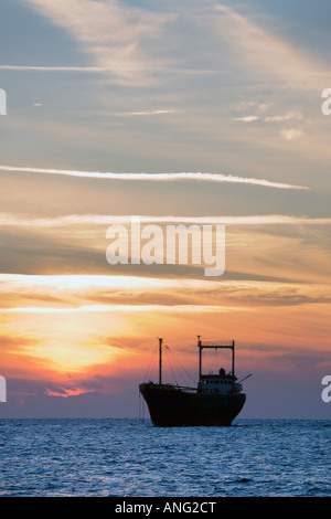 Navire naufragé, bâché et silhouetté ; navire cargo M/V Demetrios II, battant pavillon hondurien, au coucher du soleil qui s'est échoué à Pathos Chypre en 1998 Banque D'Images