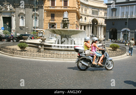 La Piazza Trieste e Trento filles sur un scooter Naples Italie Banque D'Images