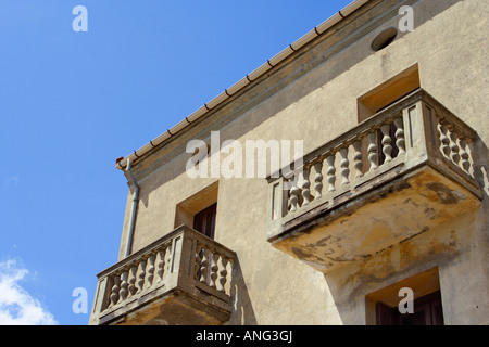 Coin de maison corse avec ciel bleu Banque D'Images