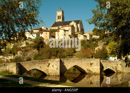 BellacMBF1702 bellac haute vienne limousin france notre dame de bellac l'église notre dame sur sa colline contre ciel azur v Banque D'Images