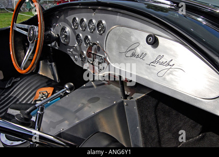 'Shelby ^1995 Cobra intérieur, signé le ^boîte à gants par Carrol Shelby' Banque D'Images