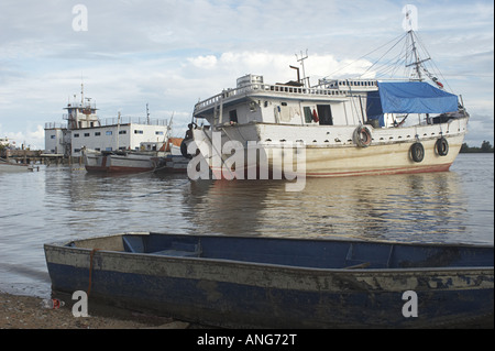 Bateaux ancrés près de la rive dans la rivière Suriname dans la capitale Paramaribo Suriname Banque D'Images