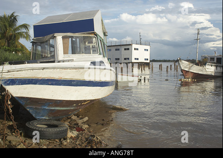 Bateaux ancrés près de la rive dans la rivière Suriname dans la capitale Paramaribo Suriname Banque D'Images