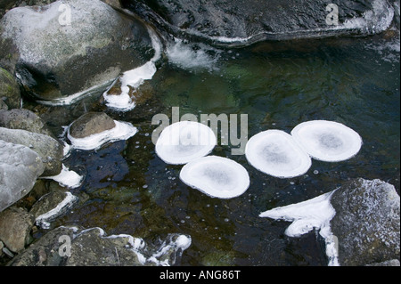 Une rivière partiellement gelé dans Easedale Près de Grasmere dans le Lake District pendant une vague de froid Banque D'Images