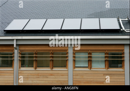 Sur le toit de l'école avec des panneaux photovoltaïques produisant de l'électricité Banque D'Images