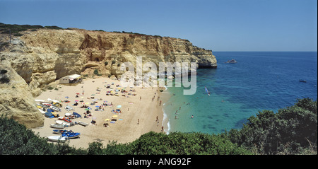 Le Portugal, l'Algarve, la plage de Benagil et falaises près de Carvoeiro Banque D'Images