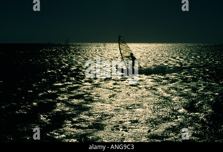 Silhouette de windsurfer jibe tournant sur Mer Rouge Sinaï Égypte Banque D'Images