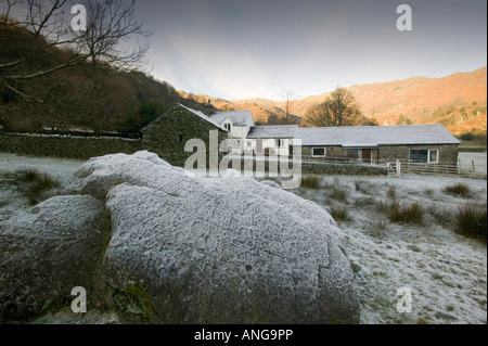 Une vieille maison de ferme de Easedale Près de Grasmere dans le Lake District de gel hiver UK Banque D'Images