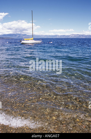 Voilier amarré sur le lac Tahoe en Californie Banque D'Images