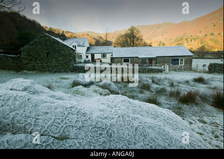 Une vieille maison de ferme de Easedale Près de Grasmere dans le Lake District de gel hiver UK Banque D'Images