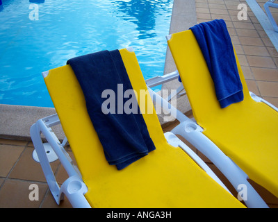 Des chaises longues avec des serviettes sur inoccupés de les réserver dans un hôtel. Willy Matheisl Photo Banque D'Images