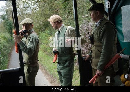 D'OISEAUX jeux de tir shoot St Claires Estate Hampshire Angleterre Estate Keepers et du batteur dans la région de wagon se décollant de fouets 2000s HOMER SYKES Banque D'Images