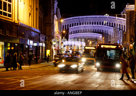Soirée High Street dans le centre-ville de Cardiff Banque D'Images