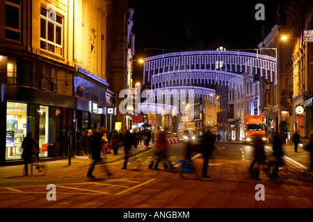 Soirée High Street dans le centre-ville de Cardiff Banque D'Images