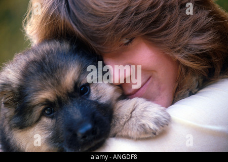 Fille avec gros chiot Banque D'Images