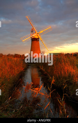 Drainage St Benets moulin sur les Norfolk Broads photographié à dernière lumière Banque D'Images