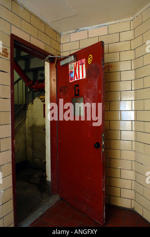 Entrée de l'escalier d'incendie dans les maisons de logement de Baruch NYC Bâtiments Banque D'Images