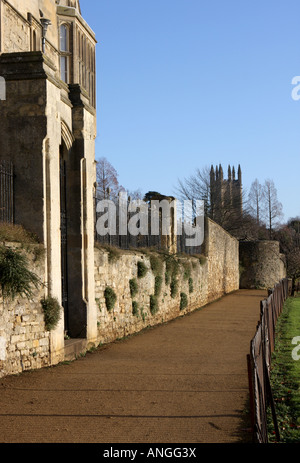 Vue le long dead Mans à pied, Oxford, avec la tour de Magdalen College à l'arrière-plan Banque D'Images