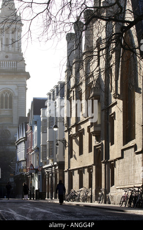 Vue le long Turl street , Oxford, avec Lincoln College Spire dans l'arrière-plan Banque D'Images