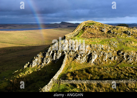 Mur d'Hadrien près de Northumberland, Housesteads, avec rainbow Banque D'Images
