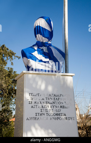 Tué des combattants chypriote EOKA Memorial enveloppé dans  EOKA drapeau grec Chypre héros disparus des martyrs à Pano Arodes EOKA. Banque D'Images