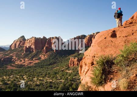 Un couple prendre dans la vue de Schnebly Hill Vista Arizona Sedona Banque D'Images