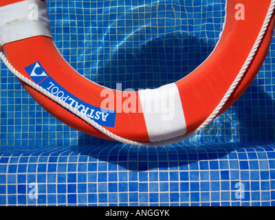 L'aide de la vie dans l'eau de piscine flottante, Photo de Willy Matheisl Banque D'Images