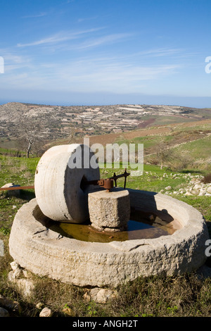 Broyeur à huile d'olive désaffecté Stone Grinding Mill meulage de meule de roue, Hill Town à Chypre Banque D'Images