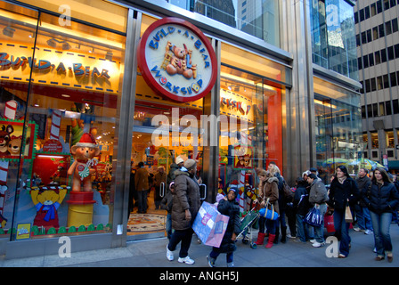 Des hordes d'ion shoppers la Cinquième Avenue à New York à l'extérieur de la construction d'un atelier de l'ours sur le Black Friday au lendemain de Thanksgiving Banque D'Images