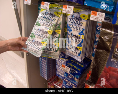 Une sélection de chewing-gums de différentes entreprises dans un supermarché Affichage point de vente Banque D'Images