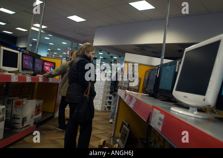 Les clients recherchez dans le département de la télévision au magasin d'électronique Circuit City Banque D'Images