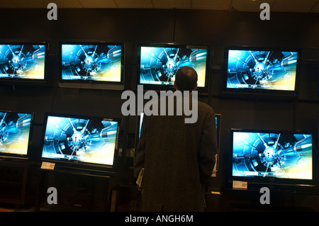 Les clients recherchez dans le département de la télévision au magasin d'électronique Circuit City Banque D'Images