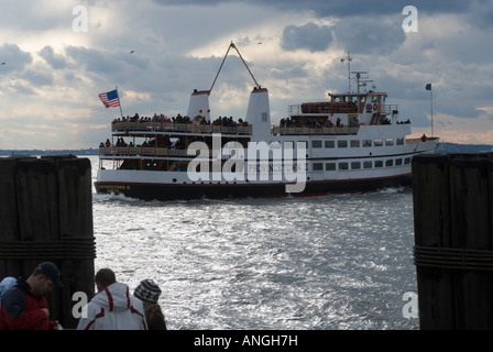 Le ferry pour la Statue de la liberté publique Banque D'Images