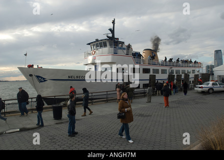 Le ferry pour la Statue de la liberté publique Banque D'Images