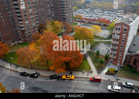 Feuilles d'automne sont vus tourner dans un parc dans le quartier de Chelsea à NEW YORK Banque D'Images