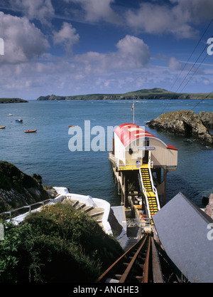 STATION DE SAUVETAGE à St Justinien avec l'ensemble de l'île de Ramsey Ramsey Sound, sur la côte du Pembrokeshire, Pays de Galles du Sud Royaume-Uni Grande-Bretagne Banque D'Images