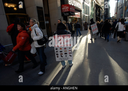 Des hordes de consommateurs sur la Cinquième Avenue à New York Banque D'Images