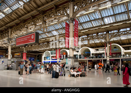 La gare principale de Londres Victoria Banque D'Images